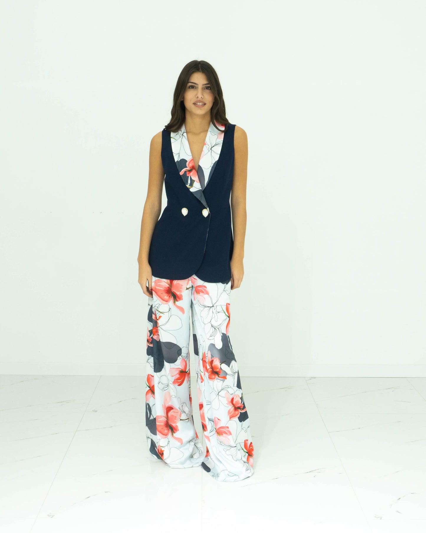 Thana Un Tailleur Elegante