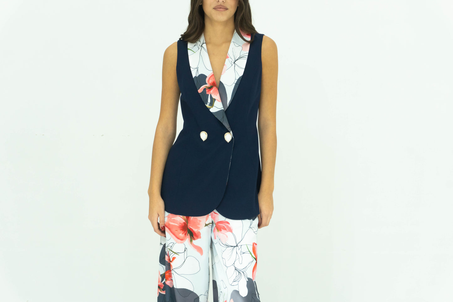 Thana Un Tailleur Elegante