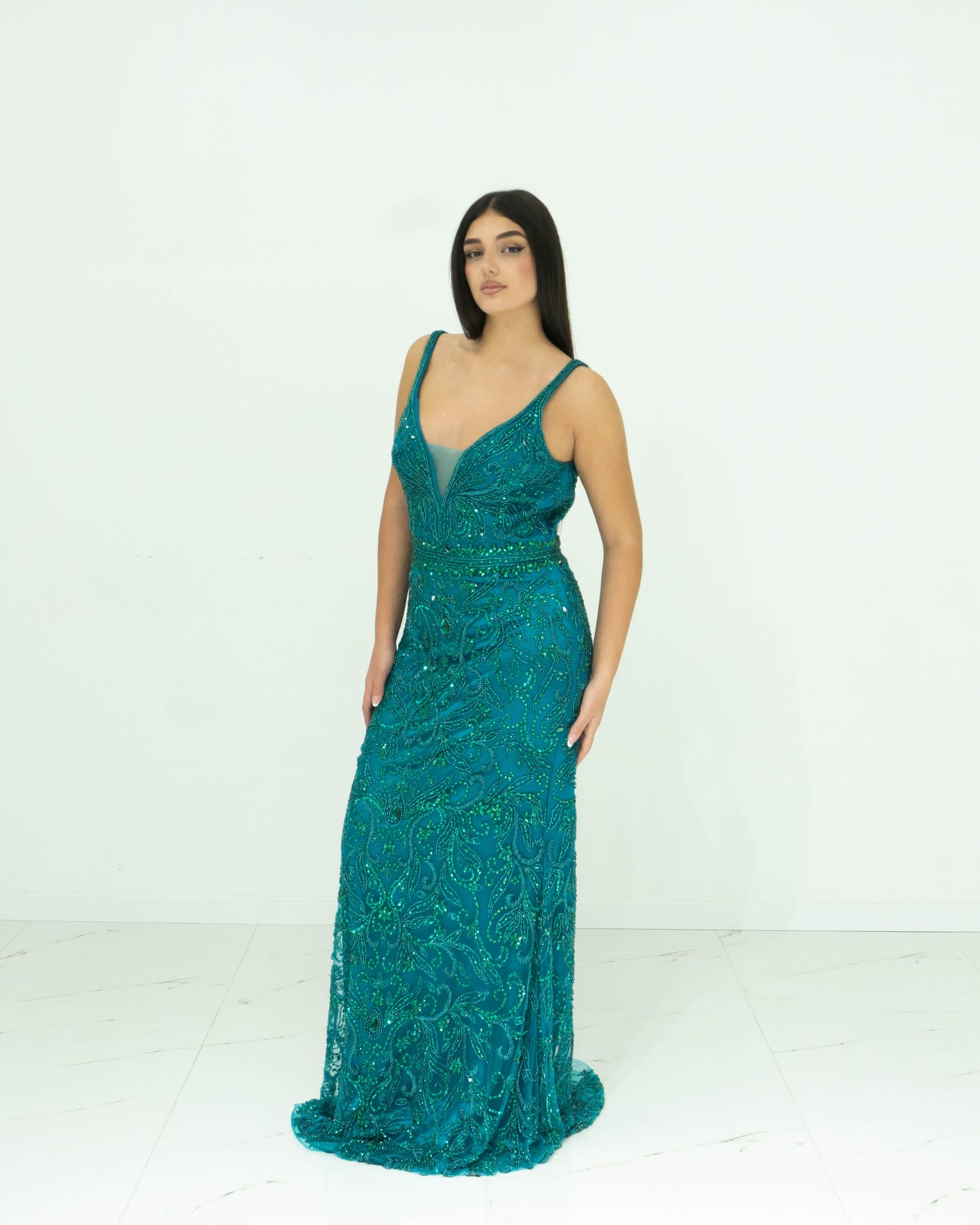 Abito Sherri Hill Lungo Verde Smeraldo – Scollo a V con Ricami e Perline