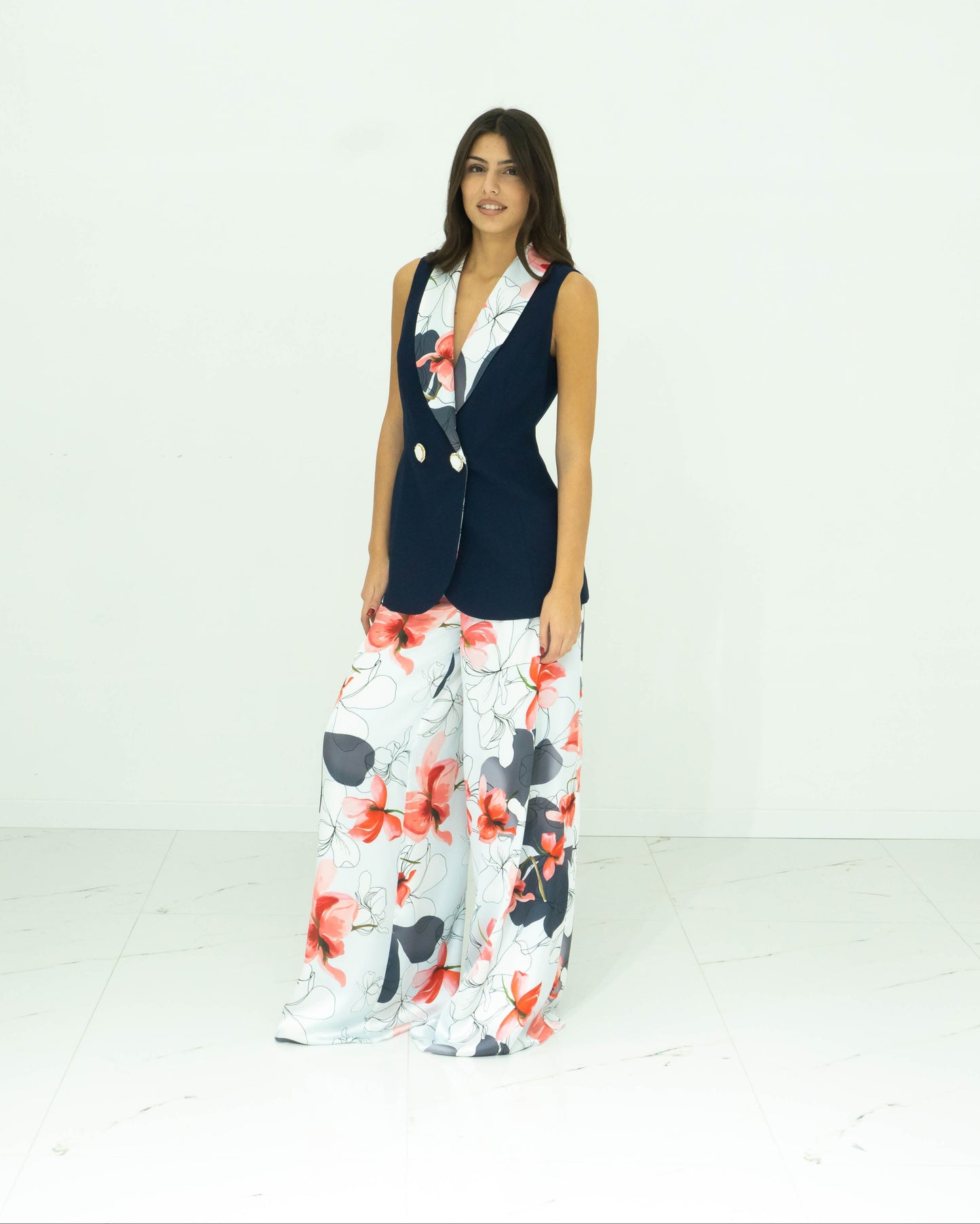 Thana Un Tailleur Elegante