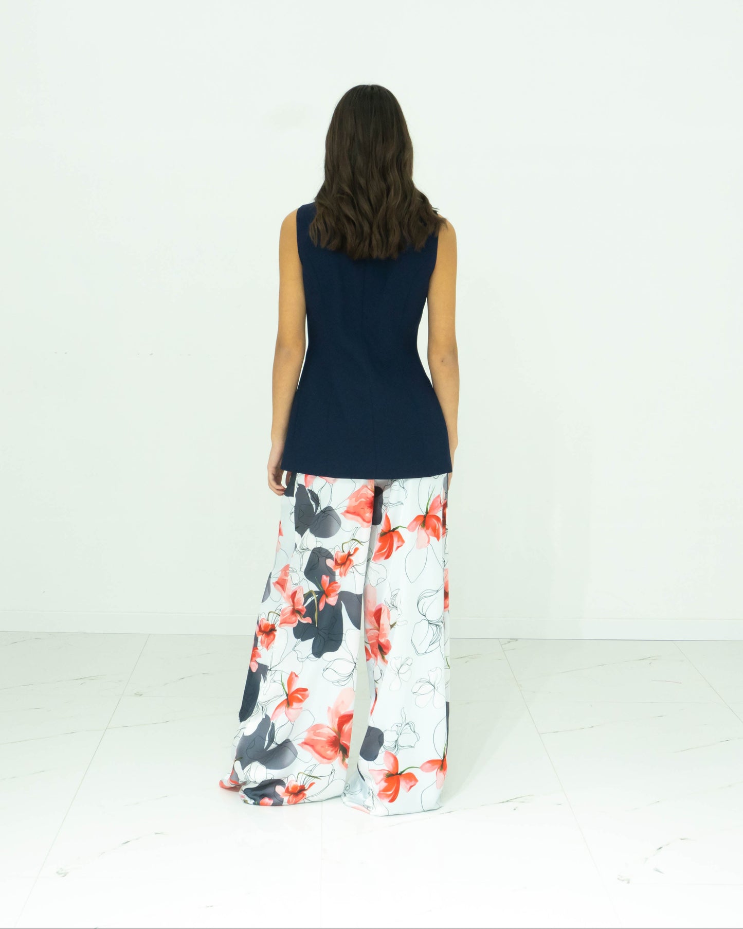 Thana Un Tailleur Elegante