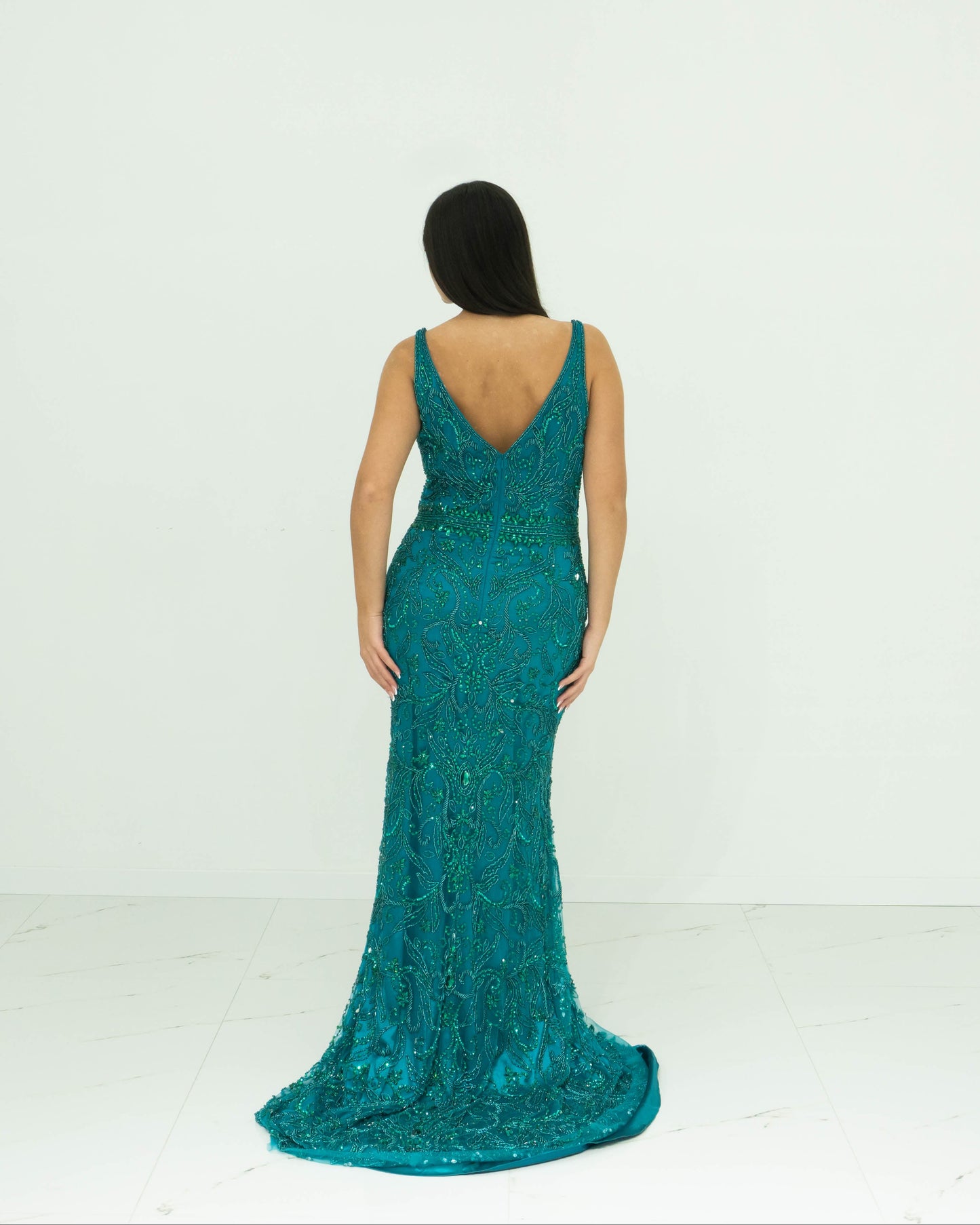 Abito Sherri Hill Lungo Verde Smeraldo – Scollo a V con Ricami e Perline