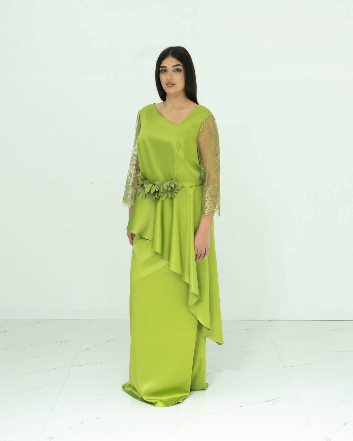 Abito Sonia Peña Verde – Effetto Asimmetrico con Maniche in Pizzo Floreale